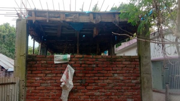 গোমস্তাপুরে জোরপূর্বক জমি দখল করে পাকা ঘর নির্মাণের অভিযোগ